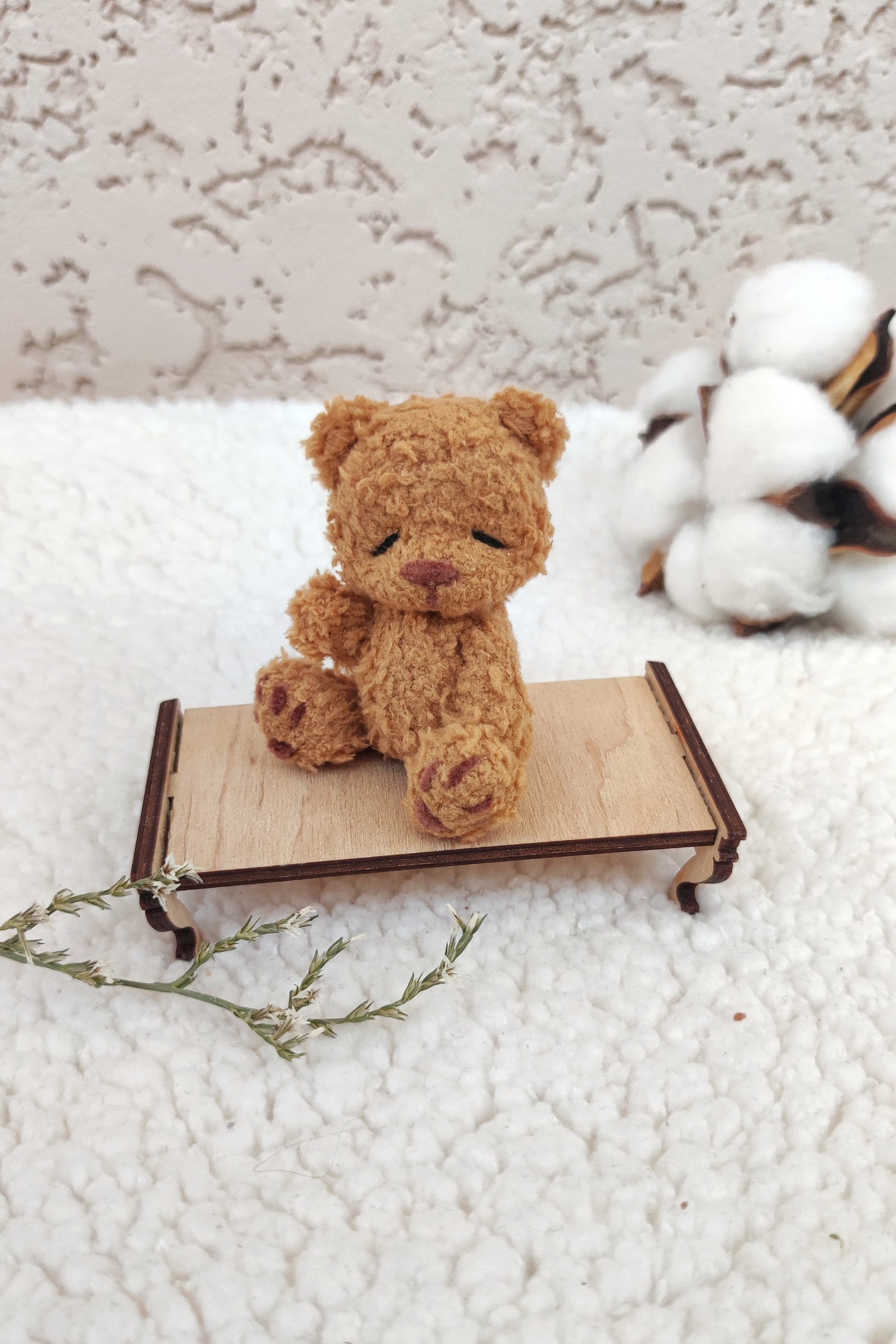 Mini Ours En Peluche Avec Coeur Rouge. Joli Petit Animal De Poche