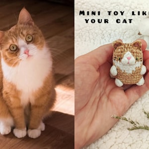 Op de afbeelding: Een gehaakt katten speelgoed met oranje en witte vacht, liggend in een hand. Het speelgoed is klein, ongeveer zo groot als de poot van een echte kat. De tekst "MINI TOY LIKE YOUR CAT" is zichtbaar op de achtergrond.
