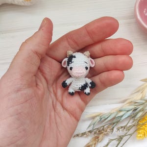 ミニチュア牛の手作りおもちゃ。ぬいぐるみの動物のデスク仲間。ポケットペットの友達。マイクロかぎ針編み人形の仲間。感情サポートのぬいぐるみ