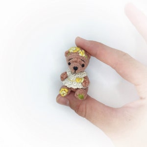 Mini Plüschteddy mit Stickerei im Kleidchen. Winziges Stofftier für Puppe, Puppenhaus. Plüsch Taschenfreund, kleines Geschenk Spielzeug. Künstler Teddy
