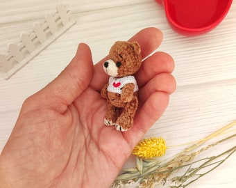 赤いハートのミニぬいぐるみテディベア。愛らしい小さなポケット動物
