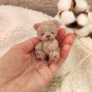 Mini weiches Plüschteddybär Spielzeug. Niedlicher klitzekleiner flauschiger Künstlerteddy. Taschentier. Miniatur Geschenk für Teddy-Liebhaber.