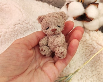 Mini ours en peluche doux. Joli petit nounours d'artiste duveteux. Animal de poche. Cadeau miniature pour amateur de peluche.