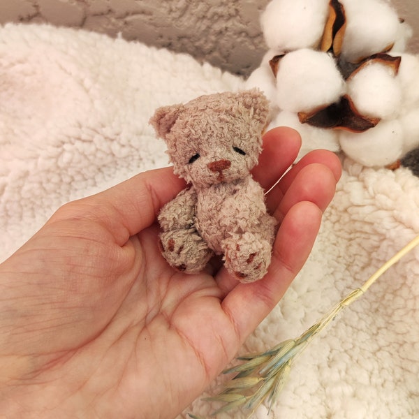 Mini ours en peluche doux. Joli petit nounours d'artiste duveteux. Animal de poche. Cadeau miniature pour amateur de peluche.