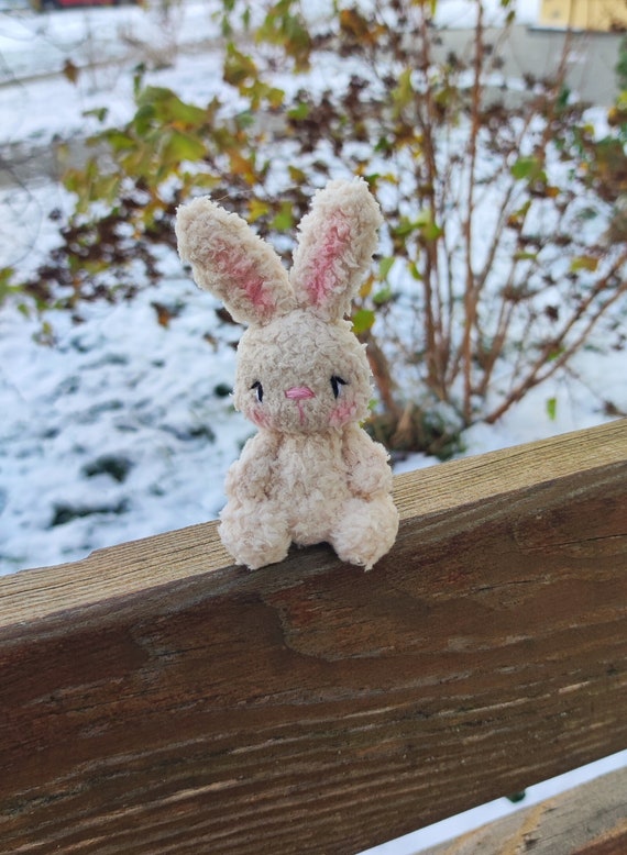 かわいいミニチュアのぬいぐるみうさぎ。愛らしい小さなぬいぐるみ