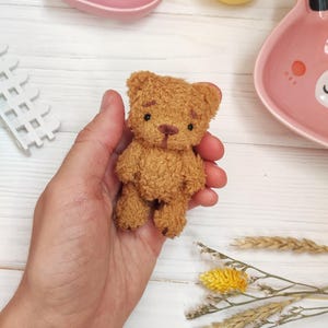 Mini Teddybär Stofftier. Taschenpuppe, Schreibtischkamerad. Geschenk für Freundin, Mama zum Geburtstag. Niedliches winziges gefülltes Künstlertier Unikat.