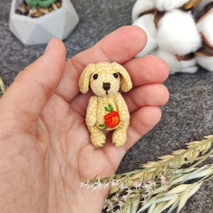 Mini Hund Plüschtier. Winzige Künstler-Welpen-Figur mit Blumen. Schönes einzigartiges Geschenk für Hundebesitzer, Mama, Papa. Sammlerstück.