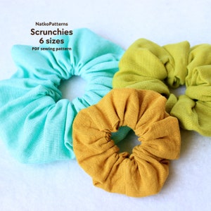 Pode incluir: Três scrunchies de tecido em diferentes cores: turquesa, amarelo mostarda e verde limão. Os scrunchies são feitos de tecido macio e franzido e são perfeitos para segurar o cabelo no lugar. NatkoPatterns Scrunchies 6 tamanhos padrão de costura PDF.