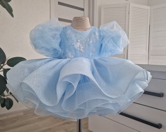 Occasions de robe de demoiselle d'honneur gonflées scintillantes bleues étincelantes d'un an, robe de baptême de qualité héritage avec de superbes manches bouffantes.