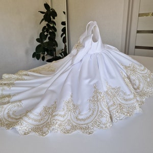 Vestido de bautismo para niños pequeños con tren, vestido de niña de flores satinado con tren, vestido de bebé blanco para ocasiones especiales con encaje dorado