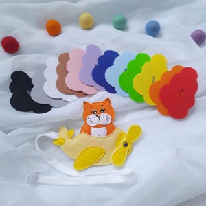 Jeu d'apprentissage du boutonnage en feutre Chat orange dans un avion avec des nuages arc-en-ciel - Activité pour les tout-petits - Entraînement aux boutons Montessori pour les enfants