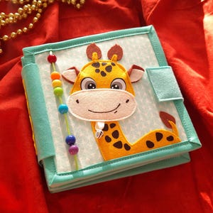 Livro silencioso personalizado para crianças pequenas - livro de atividades em tecido macio com girafa - livro montessori personalizado em feltro macio - presente para menino de 1 a 2 anos
