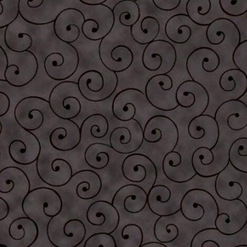 Puede incluir: Patr&oacute;n de fondo sin costuras con un fondo gris oscuro y dise&ntilde;os de volutas negras. El patr&oacute;n repetitivo es adecuado para tela o papel pintado.