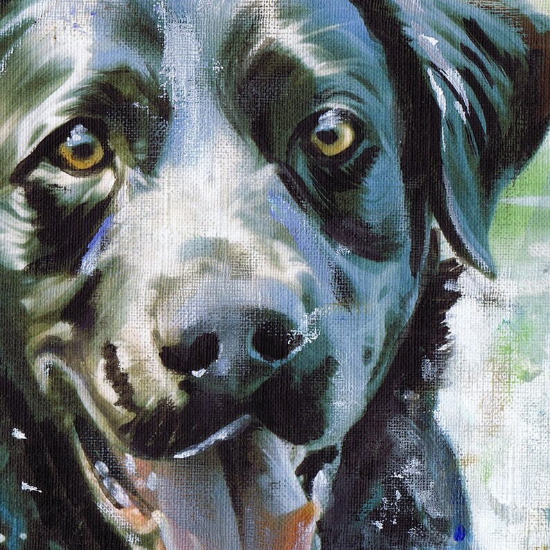 K&ouml;nnte beinhalten: Nahaufnahme eines Gem&auml;ldes eines schwarzen Hundes. Der Hund hat braune Augen und eine feuchte, rosafarbene Zunge, die herausragt. Das Gem&auml;lde ist in einem realistischen Stil mit sichtbaren Pinselstrichen ausgef&uuml;hrt.