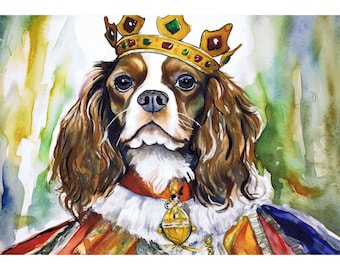 Puede incluir: Pintura a la acuarela de un Cavalier King Charles Spaniel con una corona de oro y vestimenta real. El perro tiene pelaje marrón y blanco, con una expresión regia. El fondo presenta aguadas de acuarela en verde, amarillo y azul.