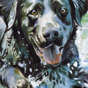 K&ouml;nnte beinhalten: Ein Nahaufnahme-Portr&auml;t eines schwarzen Labrador Retrievers mit einem wei&szlig;en Fleck auf der Brust. Der Hund hat den Mund offen, zeigt seine Zunge und schaut direkt auf den Betrachter. Das Gem&auml;lde ist in einem realistischen Stil mit einem strukturierten Hintergrund gehalten.