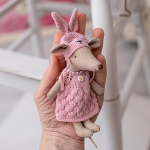 Maileg Big Sister Mouse: Vestido de lana hecho a mano y conjunto de gorro de conejo