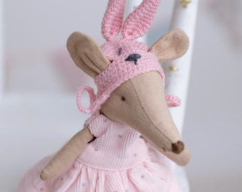Roze konijnenhoedje voor Maileg Mouse, miniatuur gehaakte muts met oren, poppenhoedje schaal 1:12, kleine dierenhoed