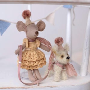 Miniatur Hund mit Hut, Haustiere und Freunde für Maieg Maus Familie, Puppenhaus Miniatur, Sammlerstück für Maieg Maus und Unikat Puppe