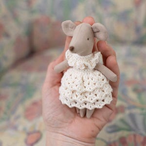 Vestido blanco para hermana pequeña de Maileg, ropa hecha a mano de ratón, pequeño, vestido de ratón de lana, vestido de muñeca ooak en miniatura, solo vestido sin ratón