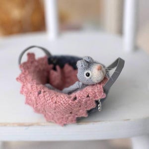 miniaturowy mały filcowy koszyczek + malutki kocyk + miniaturowy królik, zestaw dla rodziny myszek maileg, kolekcja akcesoriów maileg,