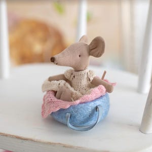 miniaturowy wełniany filcowy koszyczek do łóżeczka + mały kocyk, zestaw dla rodziny myszek maileg, akcesoria maileg, domek dla lalek w miniaturze, starsza i młodsza siostra
