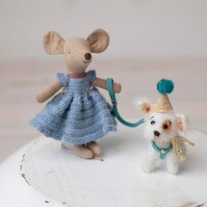 Miniatur weißer Hund mit Hut, Haus- und Heimtiere für Maieg Maus Familie, Puppenhaus Miniatur, Sammlerstück, Spielzeug für Maieg Maus und Unikat Puppe