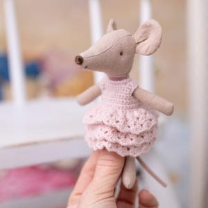 Vestido de hermana mayor de Maileg, ropa de ratón hecha a mano, rosa, pequeño, vestido de lana.