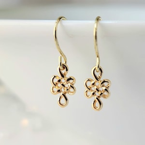 Pequeños pendientes de nudo dorado, pendientes colgantes dorados, delicados pendientes minimalistas, pequeños pendientes sencillos para uso diario, regalo de joyería minimalista moderna.