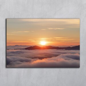 Pôster de natureza do pôr do sol Arte de parede do nascer do sol Impressão de floresta com neblina Impressão de arte Boho de névoa matinal Arte de parede de paisagem Impressão de arte de montanha Cartão postal para impressão