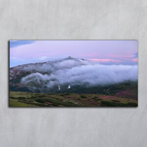 Fotografia panoramica di nebbia montana, Fiore rosa stampabile, Paesaggio al tramonto, Fiore di rododendro rosa, Stampa digitale di montagna, Stampe di paesaggi