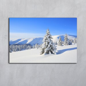 Art mural hiver Photographie de montagne enneigée Image numérique de forêt imprimable Paysage d'hiver ciel bleu Impression d'hiver à télécharger Arbre à feuilles persistantes
