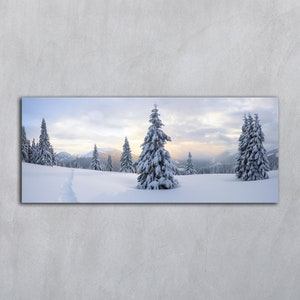 Art mural horizontal panoramique Paysage coucher de soleil d'hiver Forêt enneigée Arbres à feuilles persistantes Téléchargement numérique du lever du soleil sur la neige Fond d'écran enneigé