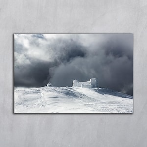 Fotografia invernale, Arte murale di montagna, Foto digitale da scaricare, Carta da parati invernale innevata stampabile, Paesaggio natalizio, Sfondo grigio