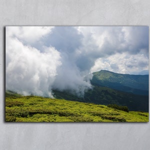 ウクライナの印刷可能な山の風景、雲の写真の印刷、霧の夏の壁アート、デジタルダウンロード、カルパティアの森の野生動物のポストカード