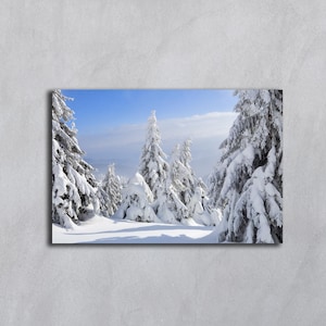 Paesaggio invernale Albero download digitale Arte murale di montagna Stampa fotografica di foresta innevata Cartoline stampabili Decorazione murale di paese delle meraviglie invernale