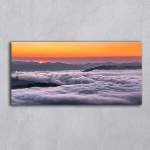 Arte digitale di montagna all'alba, download digitale di Pamoramic, paesaggio nebbioso al tramonto, arte naturalistica, stampe fotografiche, cartoline stampabili al tramonto