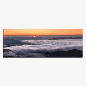 Nebbia panoramica download digitale, Paesaggio nebbioso, Arte naturalistica, Fotografia stampabile, Arte digitale in montagna all'alba, Cartoline stampabili al tramonto