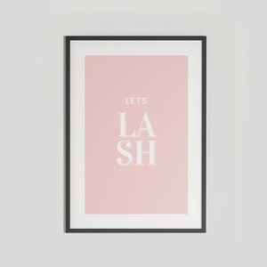 Puede incluir: Una impresión enmarcada con un fondo rosa y texto blanco que dice "Lets Lash".