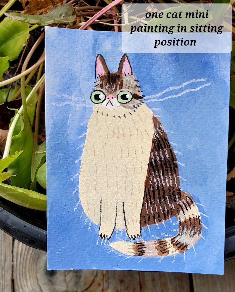 Pode incluir: Uma pintura em aquarela de um gato sentado. O gato tem pelo marrom e branco, &oacute;culos verdes e uma cauda listrada. O fundo &eacute; azul claro. O texto na imagem diz "one cat mini painting in sitting position."
