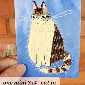 Pode incluir: Pintura em aquarela de um gato com &oacute;culos sobre um fundo azul. O gato &eacute; marrom, branco e bege com uma cauda listrada. A imagem inclui o texto "one mini 7,6 x 10,2 cm cat in this style on paper."