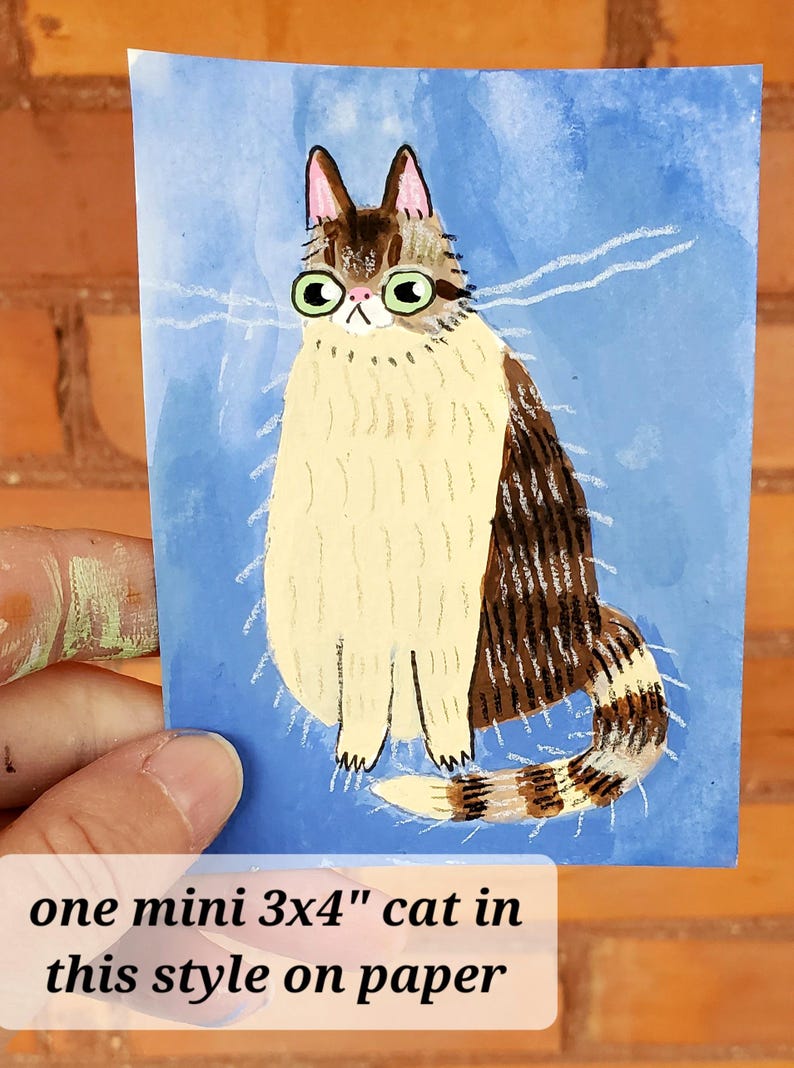 Pode incluir: Pintura em aquarela de um gato com &oacute;culos sobre um fundo azul. O gato &eacute; marrom, branco e bege com uma cauda listrada. A imagem inclui o texto "one mini 7,6 x 10,2 cm cat in this style on paper."