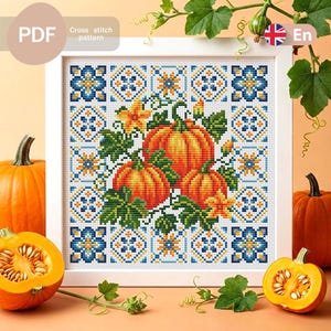 Puede incluir: Un patrón de punto de cruz en PDF que presenta un diseño central de tres calabazas naranjas con hojas verdes y flores amarillas, rodeado por un borde geométrico azul, blanco y amarillo, dentro de un marco cuadrado blanco.