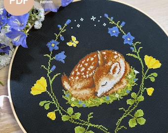 Korsstygnsmönster med sovande hjortar i blommor (PDF digital nedladdning)