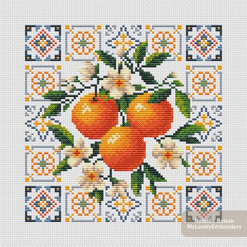 Puede incluir: Dise&ntilde;o de punto de cruz con tres naranjas de color naranja brillante con hojas verdes y flores blancas. Las naranjas est&aacute;n rodeadas por un patr&oacute;n de azulejos azules, naranjas y blancos, creando una composici&oacute;n vibrante y detallada.