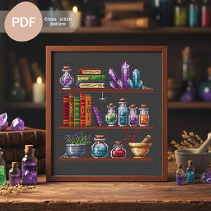 Puede incluir: Patrón de punto de cruz con marco de madera que muestra una estantería con botellas de pociones, libros y cristales. La imagen tiene un fondo gris oscuro y está etiquetada como "PDF Cross stitch pattern". Los estantes son marrones.