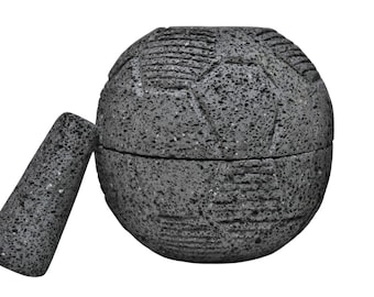 Molcajete Piedra Volcanica en forma de balon de futbol soccer, Mortero Mexicano 2 piezas en 1, 20 cm de diametro