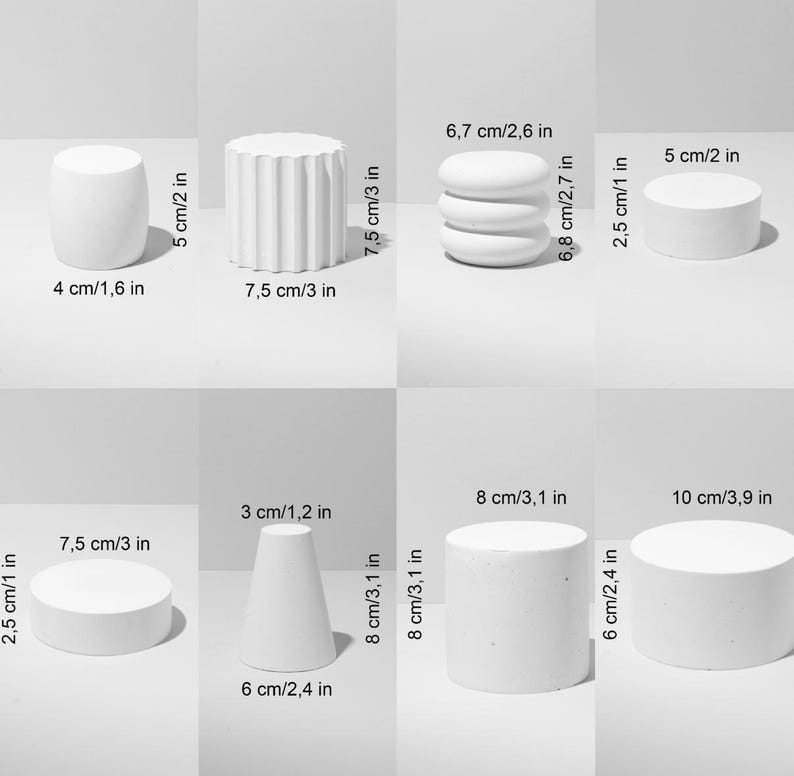 Puede incluir: Una colecci&oacute;n de formas geom&eacute;tricas blancas, incluyendo cilindros, un cono y formas ovaladas apiladas. Las medidas se proporcionan en cm y pulgadas, con la pieza m&aacute;s alta de 7,5 cm (3 pulgadas) de altura. Los objetos est&aacute;n dispuestos sobre un fondo claro.
