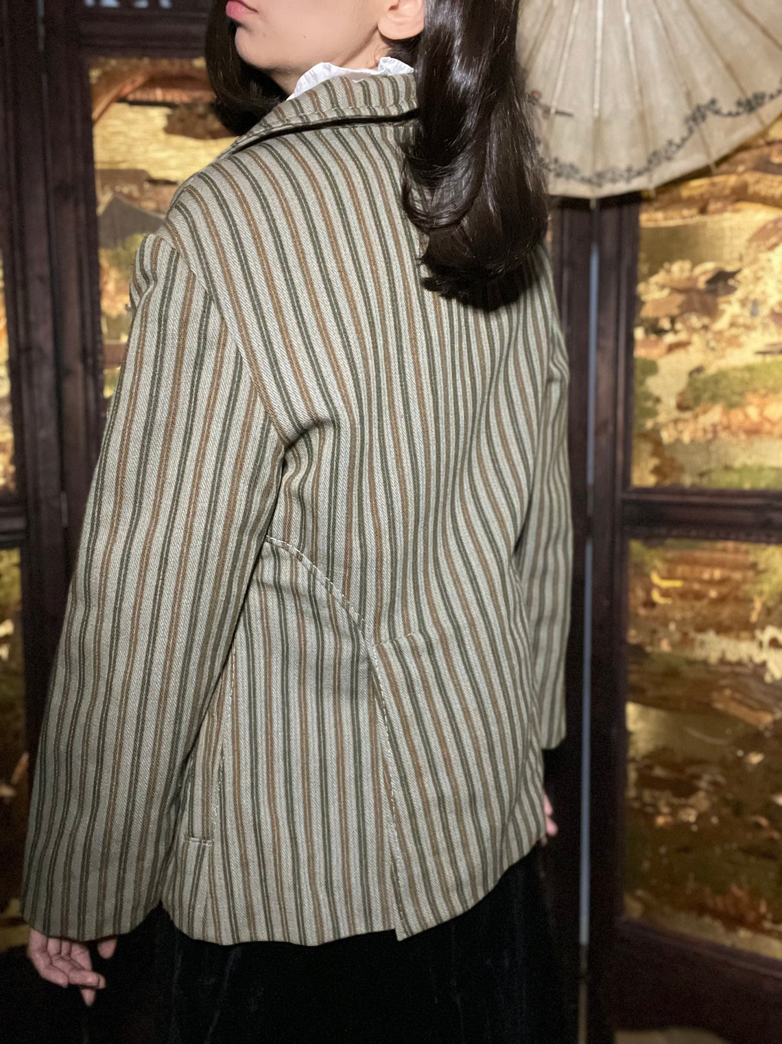 1970s French Vintage Striped Blazer: Tailored Olive Green Jacket (M-L), foto 3 di 5