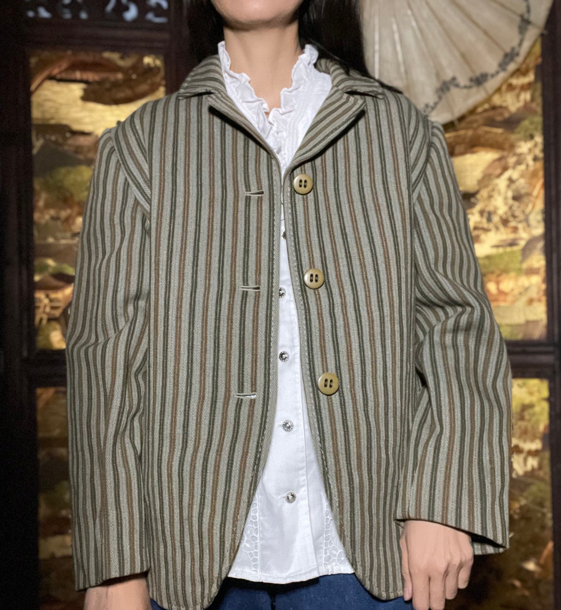 1970s French Vintage Striped Blazer: Tailored Olive Green Jacket (M-L), foto 2 di 5